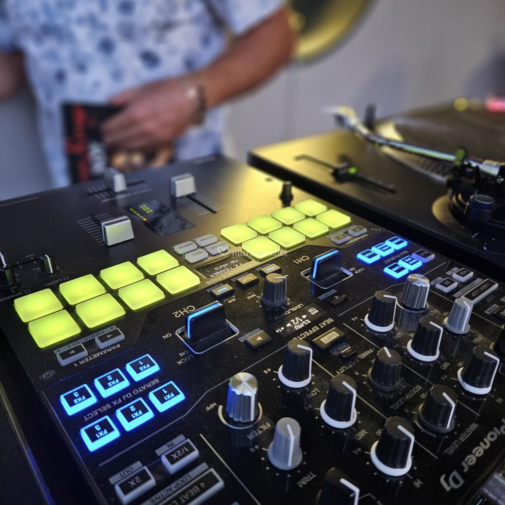 Les platines DJ de Sibel Events éclairées de lumière dorée