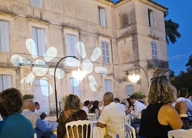 Un DJ aux platines face à la piste de danse