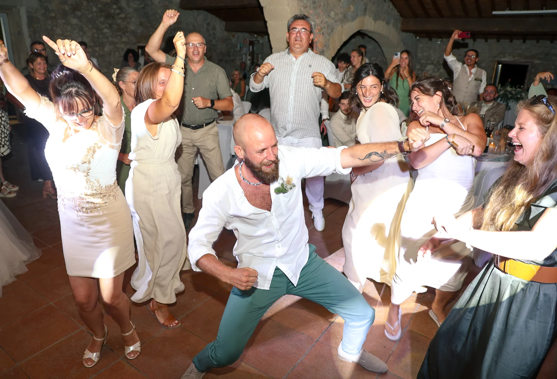 Invités réunis sur la piste de danse