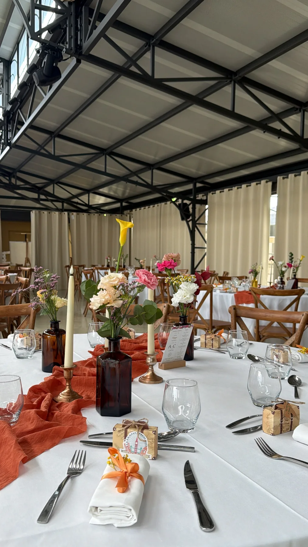 Salle de réception préparée pour un mariage