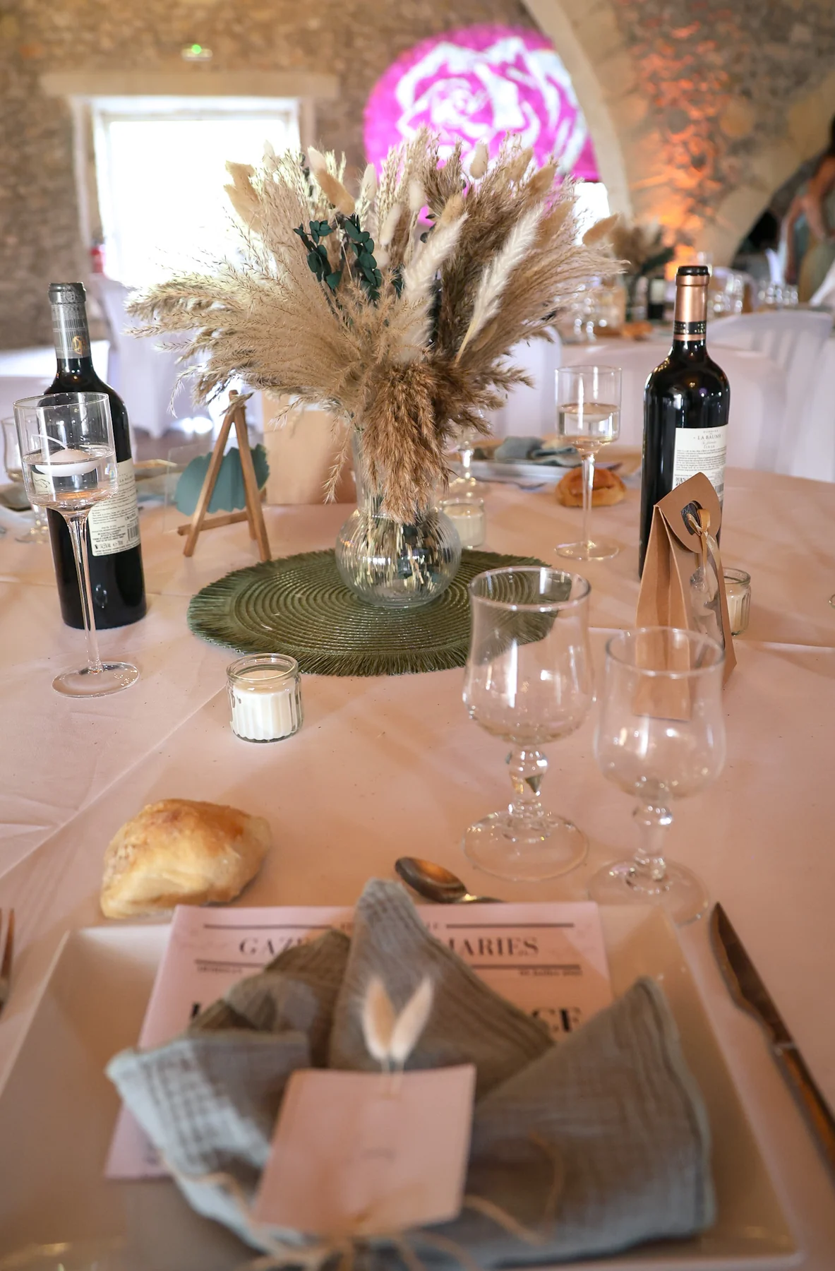Décoration de table avec un bouquet de pampas