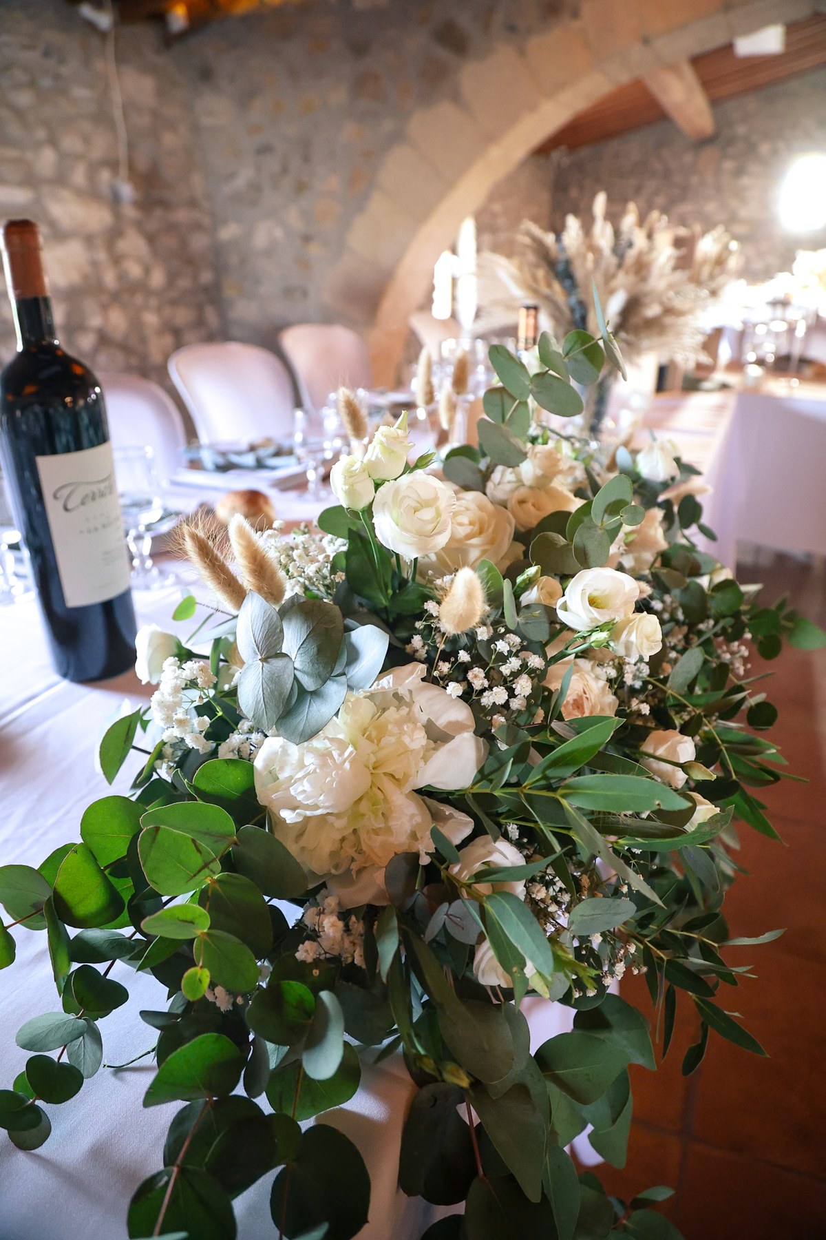 Décoration florale dans une salle de réception de mariage